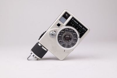 un appareil photo posé sur une table