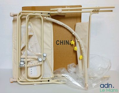 une photo d'une boîte contenant une sorte d'objet