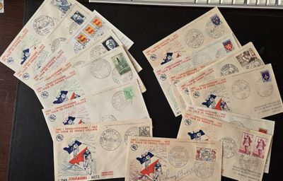 de nombreux timbres posés sur un bureau, à côté d'un clavier