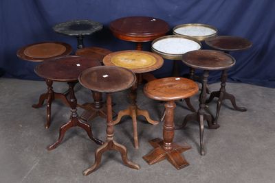 de nombreuses tables aux motifs variés dans une pièce