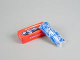 un tube de dentifrice posé sur une table, à côté d'une brosse à dents