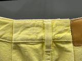 l'arrière d'un pantalon jaune avec une ceinture marron