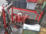 une borne d'incendie rouge située à côté d'une pile de cartons
