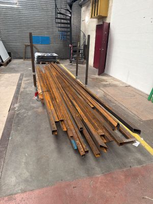 un tas de bois posé par terre dans un entrepôt