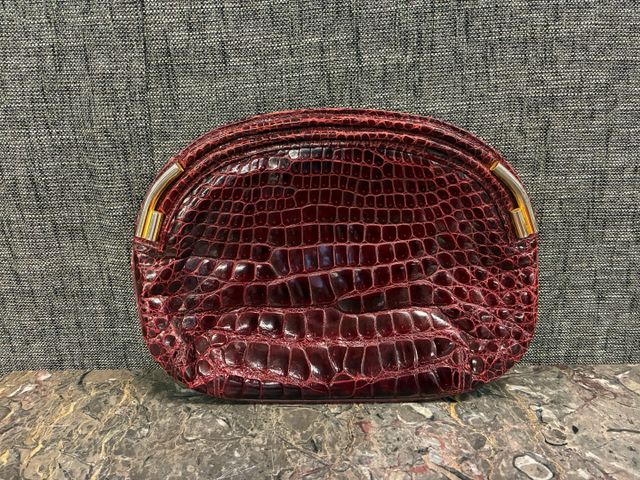 Pochette croco, manque la chaînette. Petit bord à recoller. 