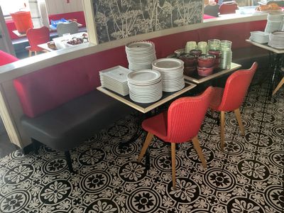 de nombreuses assiettes et bols sur la table du restaurant