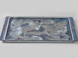 plateau rectangulaire bleu et blanc orné d'un motif de poissons
