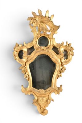 un cadre doré contenant un miroir, accroché au mur