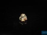 un diamant jaune sur une surface noire
