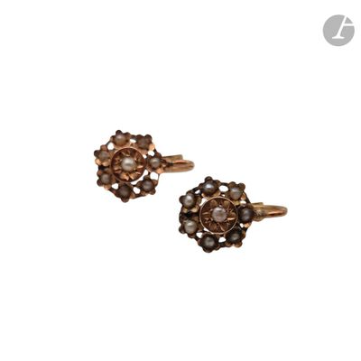 une image représentant une paire de boutons de manchette ornés de perles
