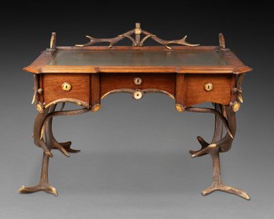 AUTRICHE - Vers 1850. BUREAU plat au bois de cerfs ouvrant p…
