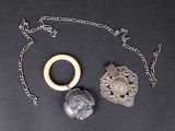 deux bijoux posés sur une surface noire