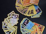 beaucoup de cartes sur la table