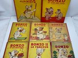 quatre albums de Bonzo et d'autres bandes dessinées posés sur une surface blanche