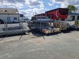 un camion garé devant un bâtiment
