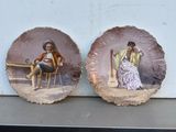 deux assiettes sur lesquelles figurent des photos de personnes