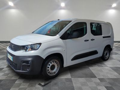 la camionnette blanche est garée sur le sol en damier d'une pièce