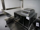 une photo d'une cuisine avec un micro-ondes et un four grille-pain