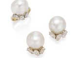 une paire de boucles d'oreilles en perles de culture et diamants