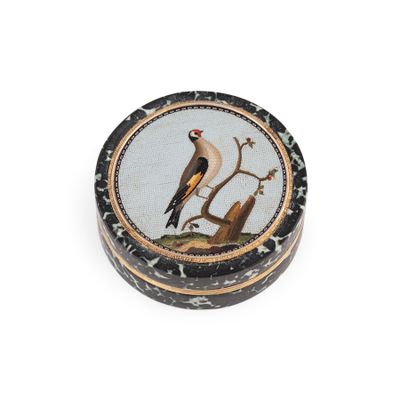 a picture of a small box with a bird on it