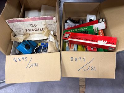 deux cartons posés par terre, contenant chacun des objets différents
