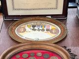 une table en bois sur laquelle se trouvent un plateau rempli de pièces de monnaie et une plaque