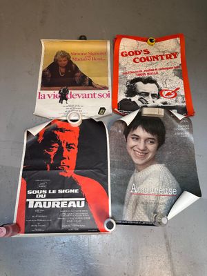 de nombreuses affiches accrochées au mur d'une pièce