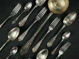 beaucoup de cuillères et de fourchettes en argent sur la table