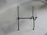 une table en verre avec un cadre en métal et un plateau en verre