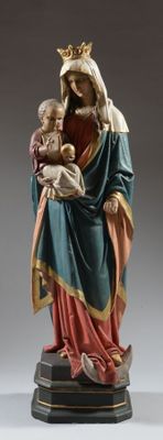 l'image d'une statue représentant une femme tenant un bébé dans ses bras