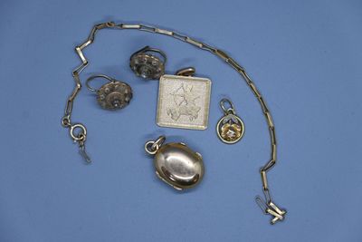 de nombreux objets en argent posés sur un fond bleu