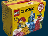 une boîte de Lego posée sur une table