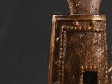 une statue représentant une main sortant d'une boîte