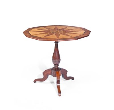 une petite table avec un plateau en bois orné d'un motif circulaire