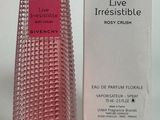 l'image d'un flacon de parfum posé à côté d'une boîte