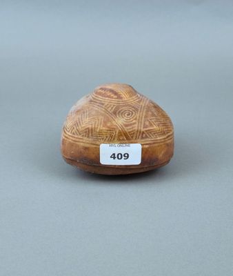 un petit objet en bois muni d'une étiquette