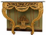 une petite console avec un plateau en marbre et des ornements dorés