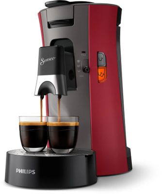 gros plan d'une cafetière avec deux tasses de café