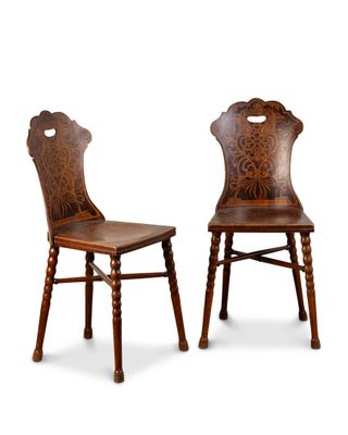 paire de chaises anciennes avec des dossiers sculptés et une assise en bois