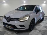la voiture blanche est garée sur un sol en damier dans le garage