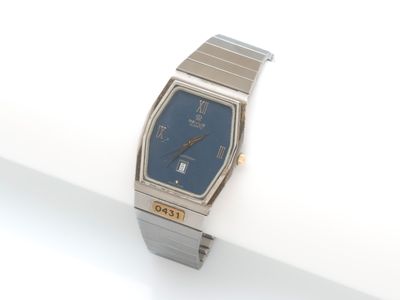 une montre posée sur une surface blanche