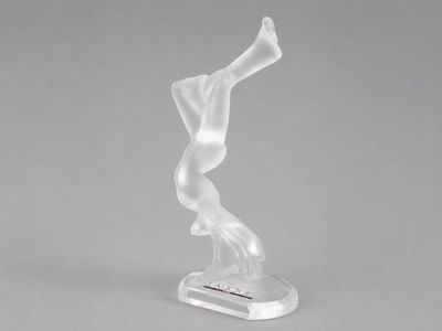 une figurine blanche représentant une femme, posée sur un socle