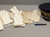 un chapeau, des gants et un marqueur posés sur une table