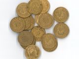 une pile de pièces d'or sur une surface blanche