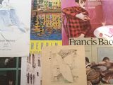 de nombreux livres accrochés au mur d'une pièce