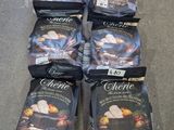 six sachets de chocolat posés les uns à côté des autres sur le sol