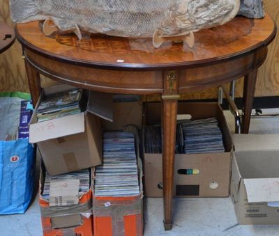 un poisson posé sur une table