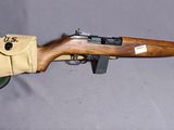 un vieux fusil surmonté d'un chapeau, posé sur une table