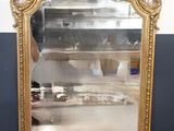 un miroir posé sur le sol d'une pièce