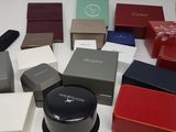 de nombreuses boîtes de différentes couleurs et tailles sur la table